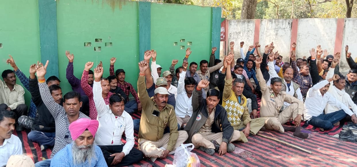 More than 200 daily wage workers boycotted work