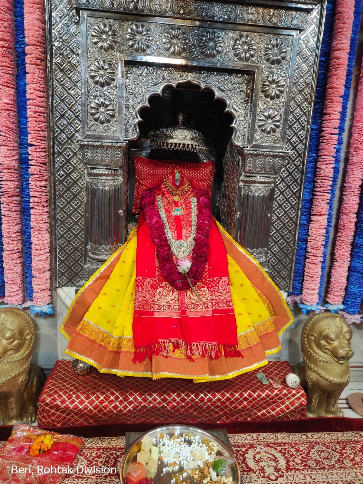 Devotees offered prayers and made a wish to the Mother Goddess.