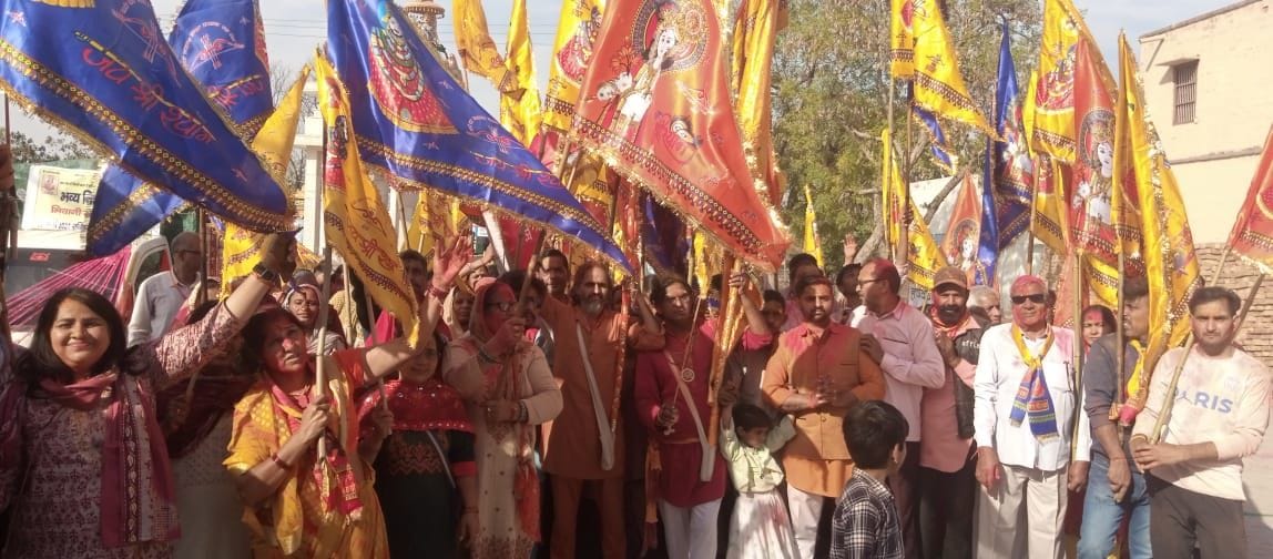 Grand Nishan Yatra started with dancing, colors and gulal