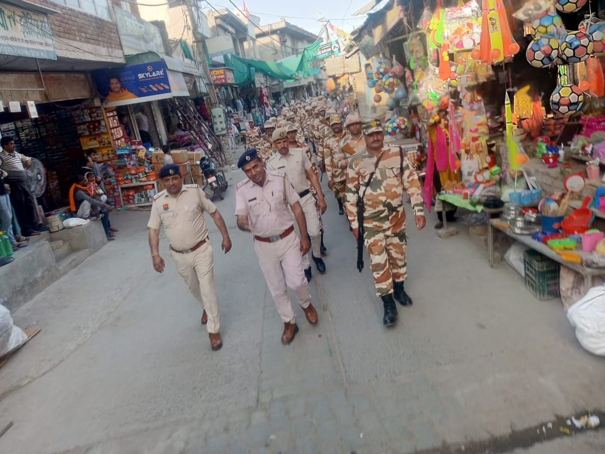 Police and paramilitary forces together took out a flag march in Tosham area.
