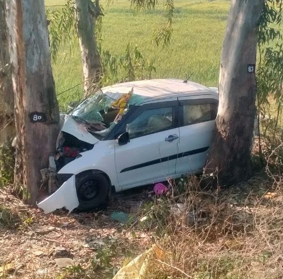 The car of youth returning from Salasar Dham went out of control and collided with a tree, one died