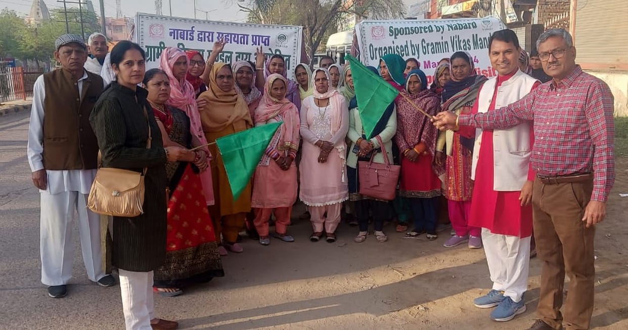 Group of farmers leaves for Gharaunda to learn technology