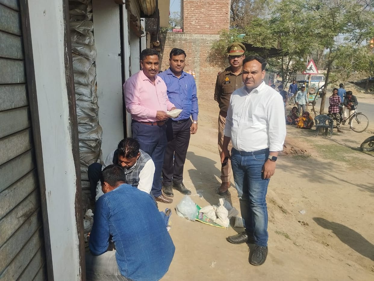 Three warehouses of two businessmen sealed for selling fertilizer without license, 14 samples filled