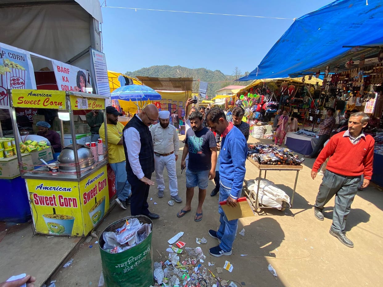 Food items being sold in the open, no regard for cleanliness