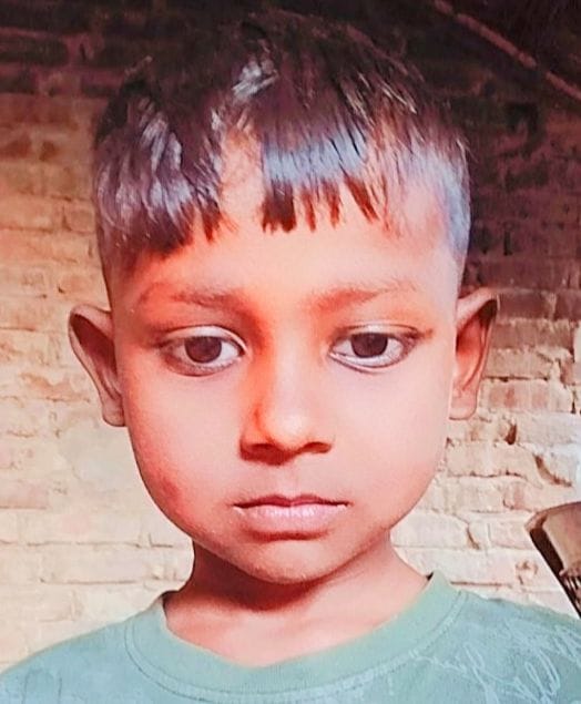 A wall fell on a child playing in the village, he died after being buried under the debris.