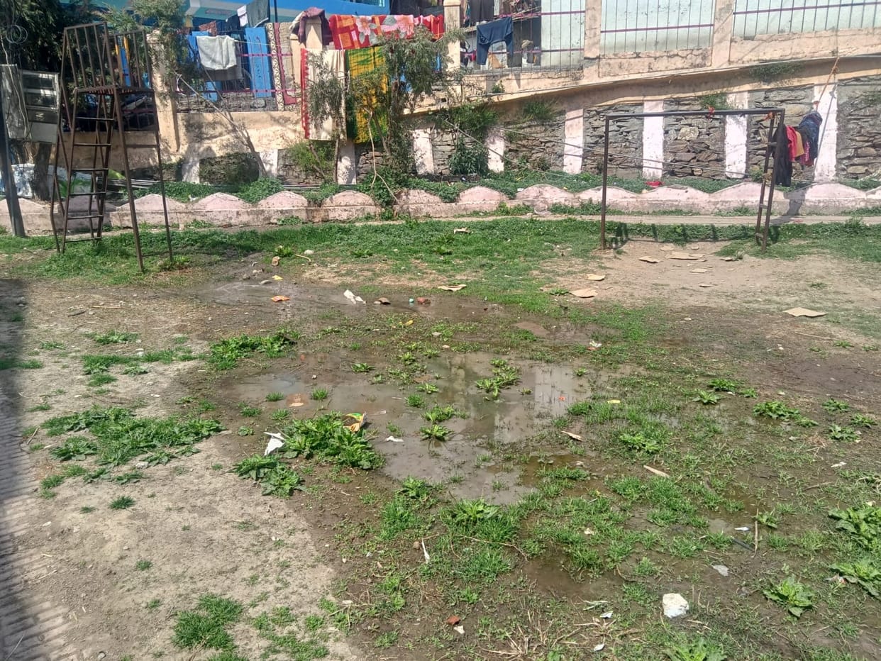People upset due to leakage of dirty water in Sampurnanand Park