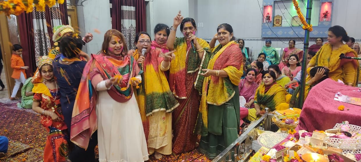 Women danced to Holi songs