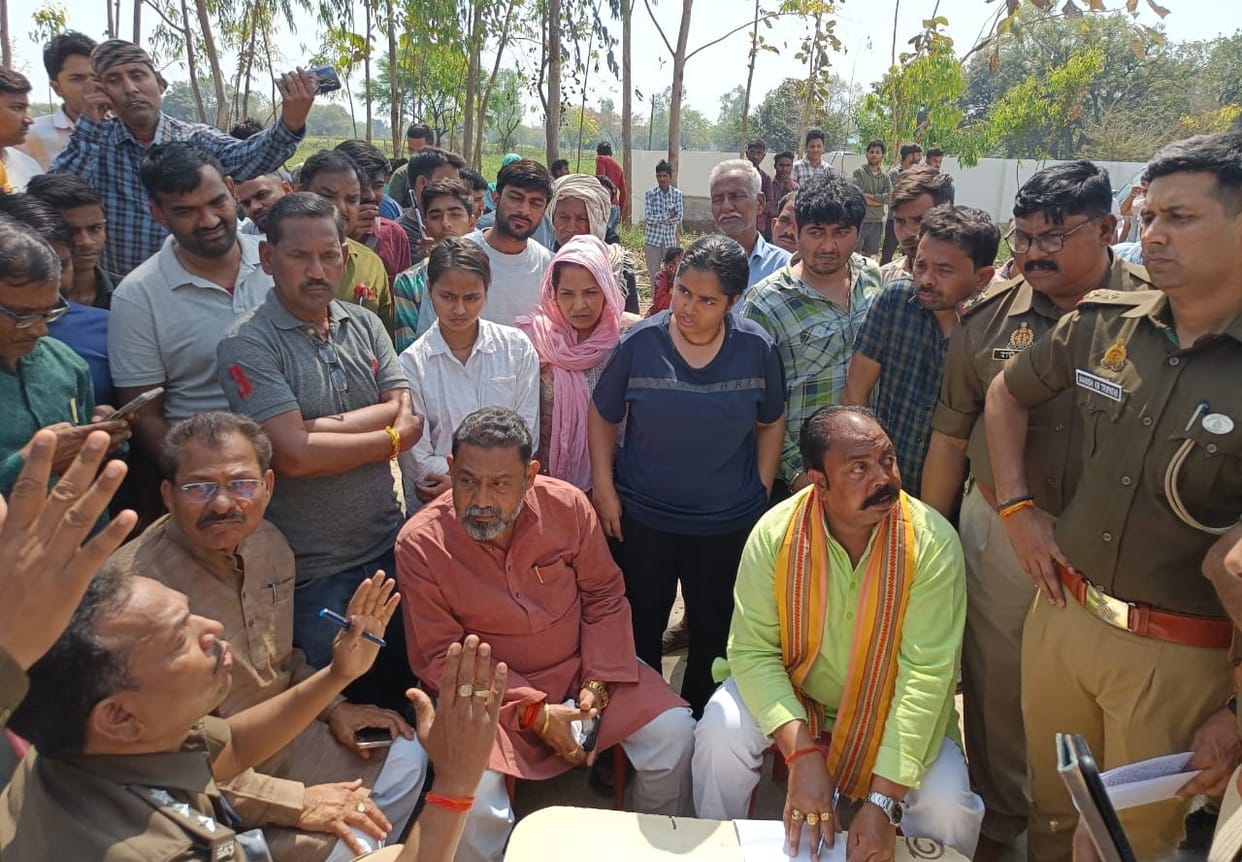 Dead body kept in front of house for 16 hours due to demands, agreed to DM and SP's assurance