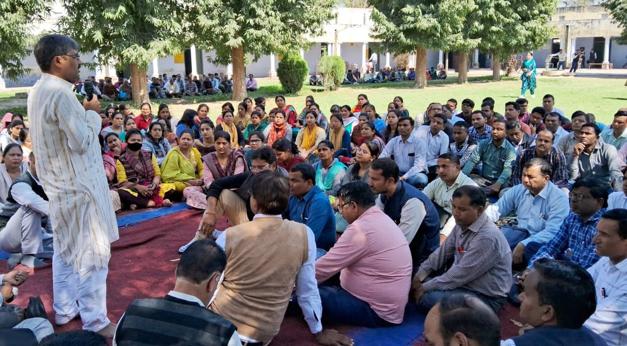 Anger in teachers' organizations over the murder of a teacher by a constable