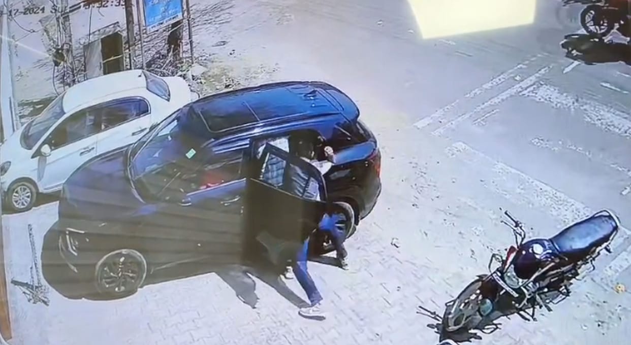 Car riders beat up private hospital employee