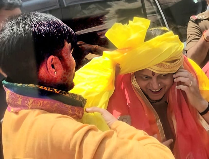 Sonal Shah performed milk anointment of Giriraj Prabhu and sought his wish