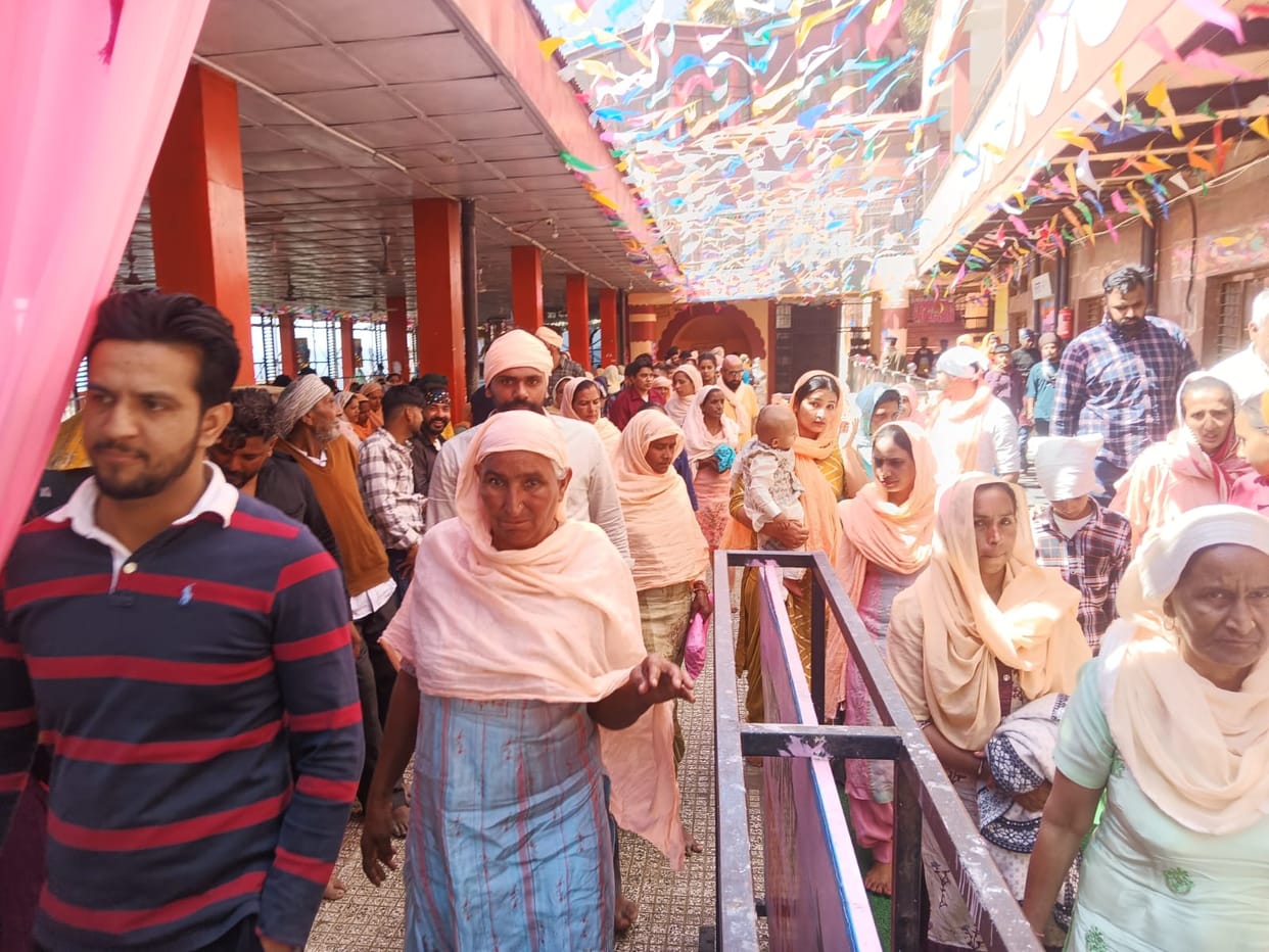Thirty thousand devotees offered new head in Baba's court, 16.14 lakh offerings were made.
