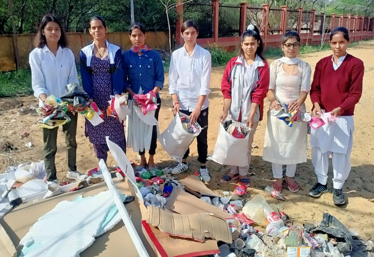 Girl students did shramdan for cleanliness
