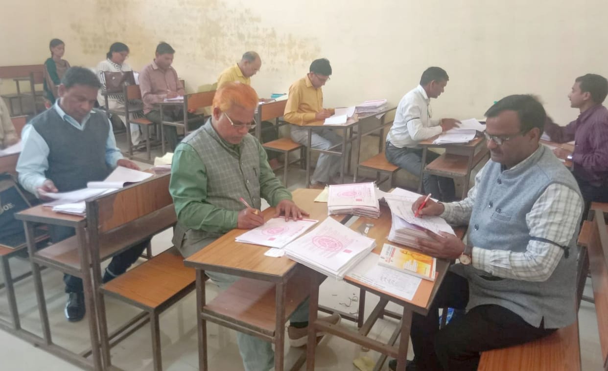 Teachers evaluated by wearing black bands