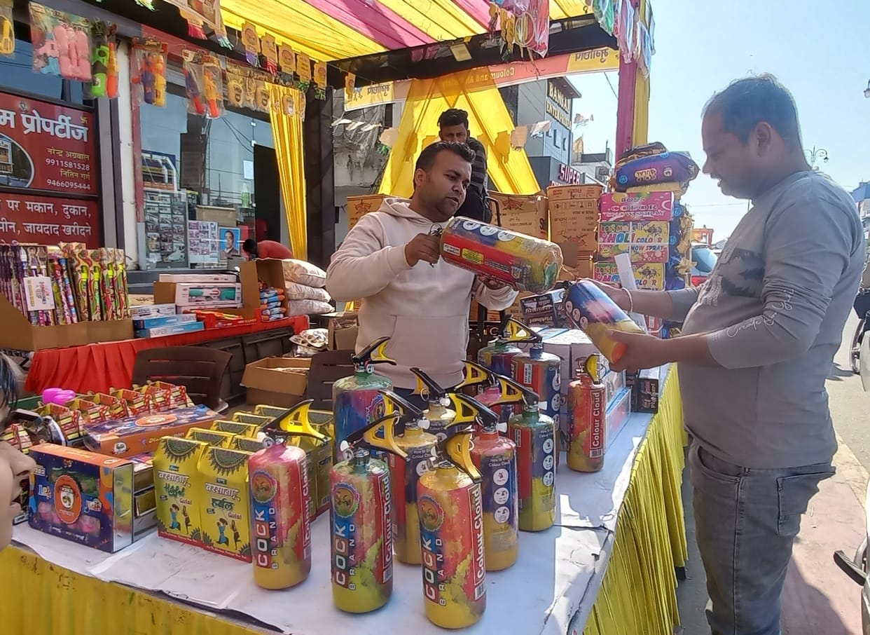 Market buzzing on Holi festival, Pichkariya shops started getting decorated
