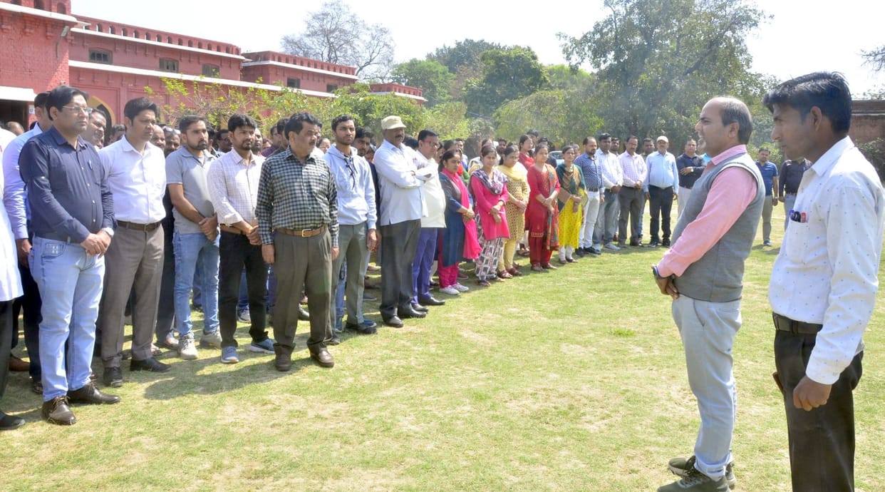 Teachers evaluated by wearing black bands in protest against the murder of their colleague.