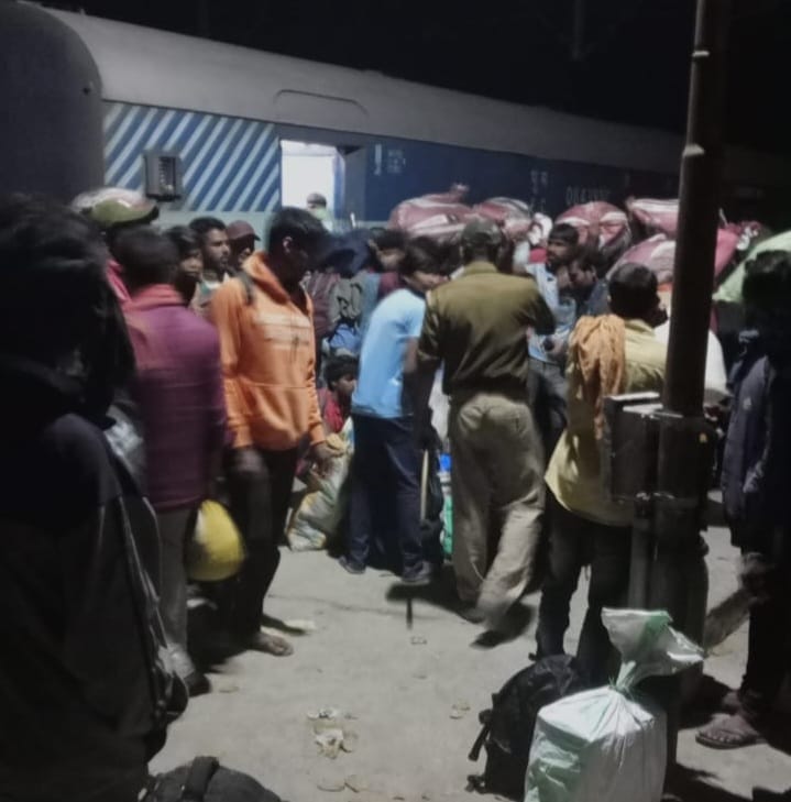 Train carrying army goods derails in Bagaha, passengers create ruckus in Paniyahwa