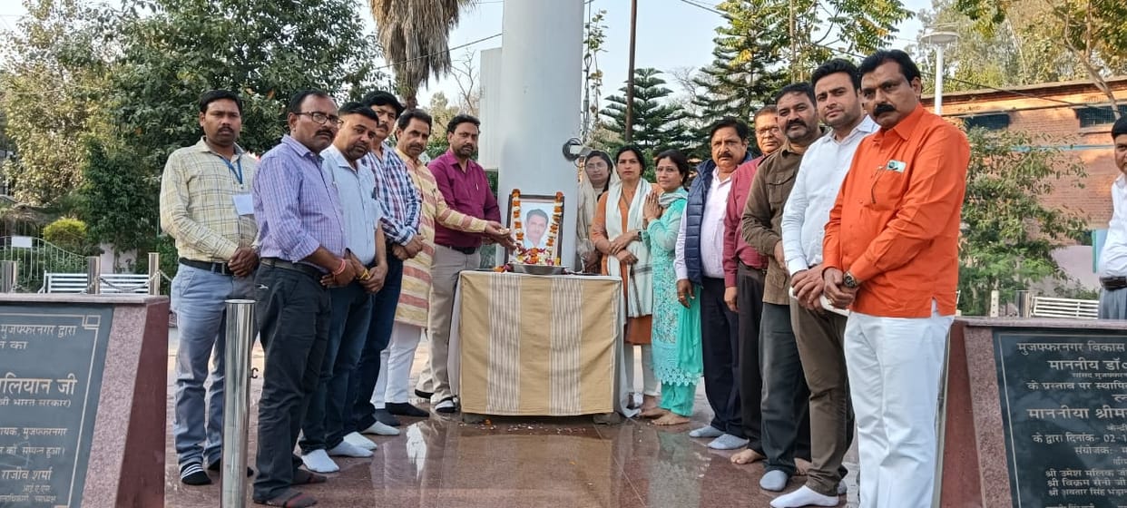 Tribute paid to teacher Dharmendra by offering flowers