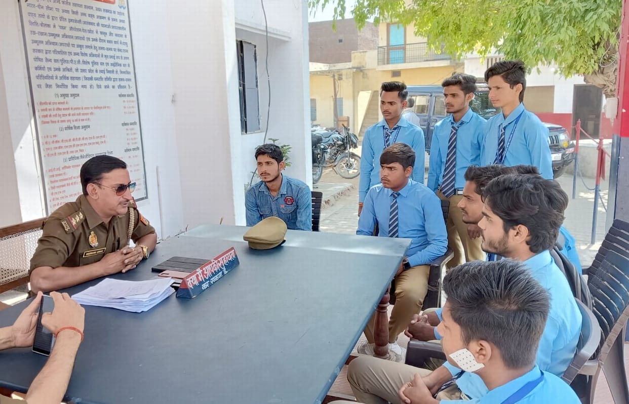 Students of Pannalal Inter College visited Kotwali, understood the working style of police