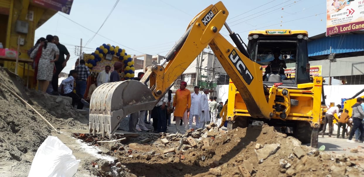 After occupying the green belt, the organization is now engaged in building an archway at the grain market gate without permission.