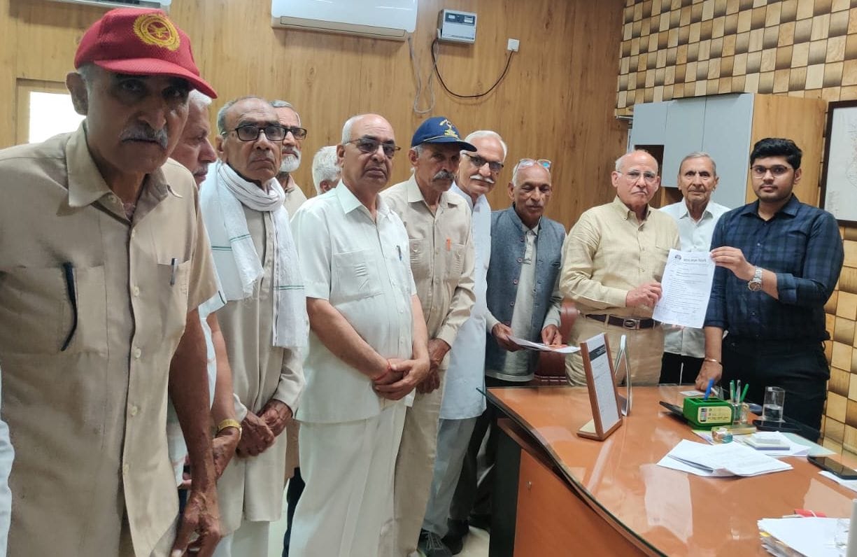 Officials of Veteran Organization handing over the demand letter to the Additional Deputy Commissioner.