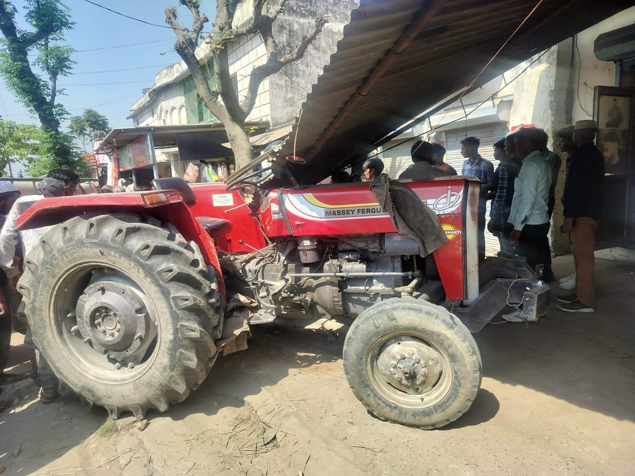 Uncontrolled tractor entered shop, girl who came for haircut died