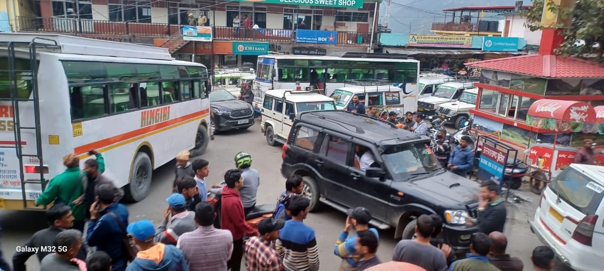 Vehicles stuck during road show, police worked hard to clear the jam.