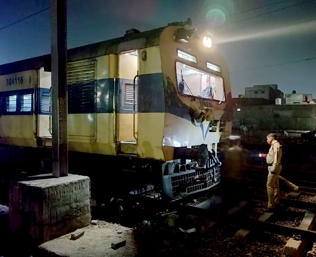 HAD passenger train engine fails at Hathras Fort