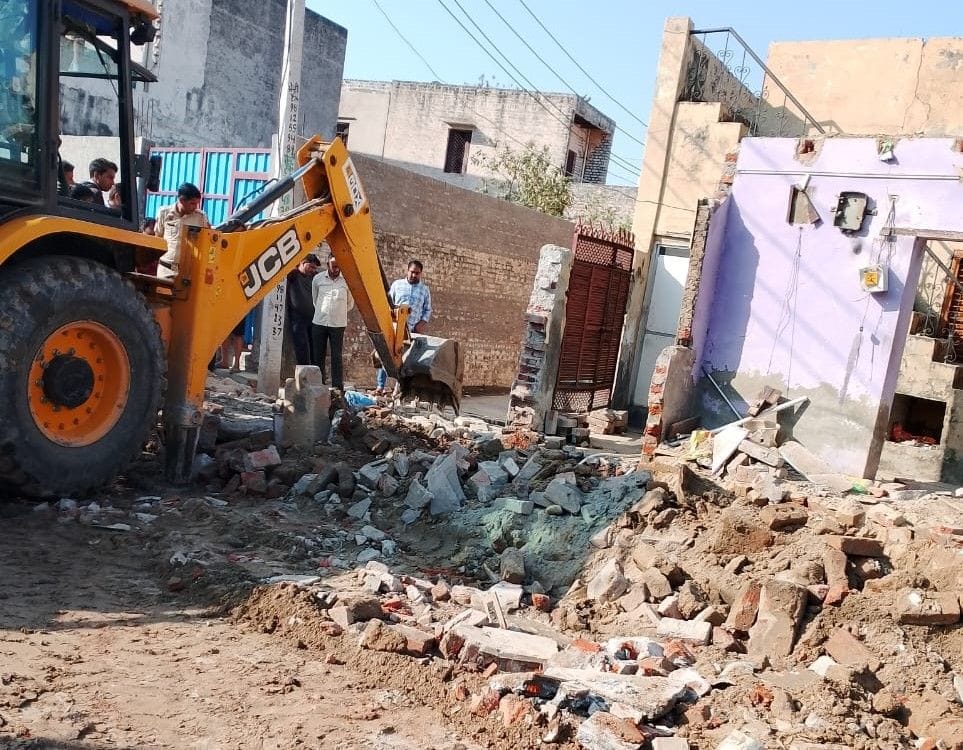 PWD team removed illegal encroachments from village Jhinjhauli