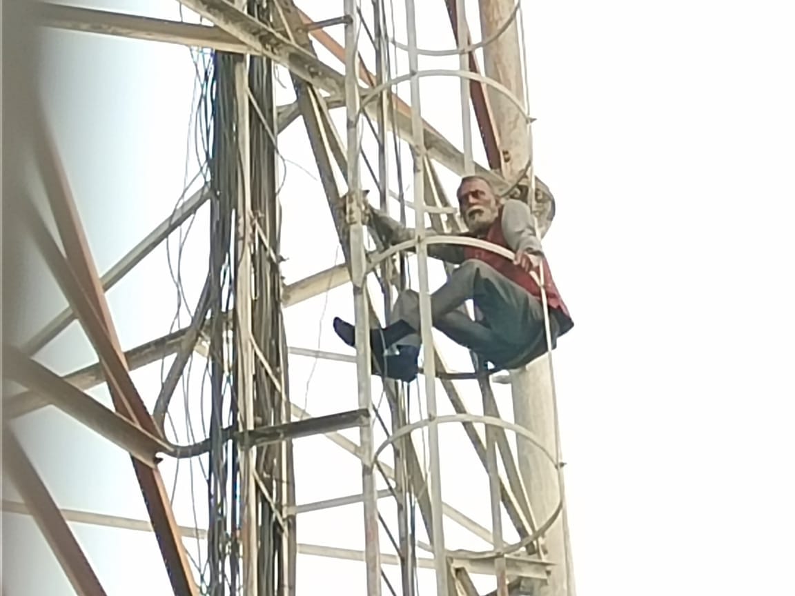 Former city president of BJP climbed the tower to get payment to his brother