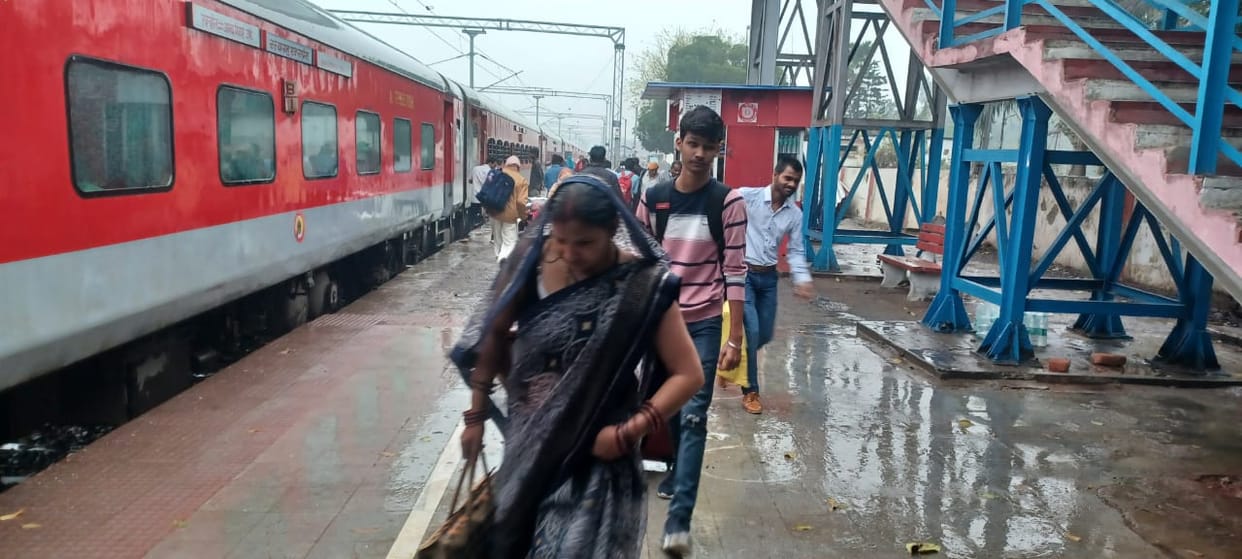 Competition to come home on Holi, fight for seats in trains