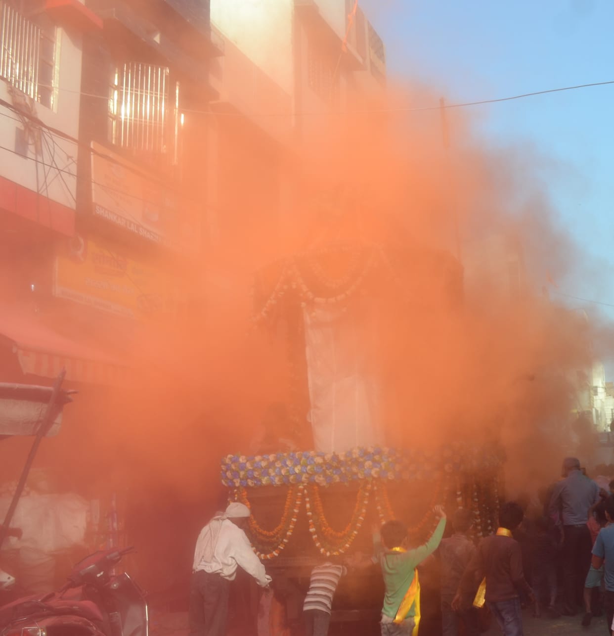 Dola Yatra started amidst the shower of Abir-Gulal
