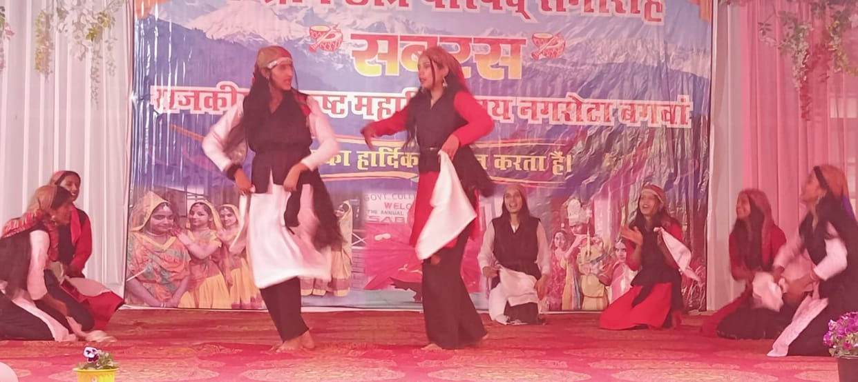 'Sabras Holi' played in Nagrota Bagwan College