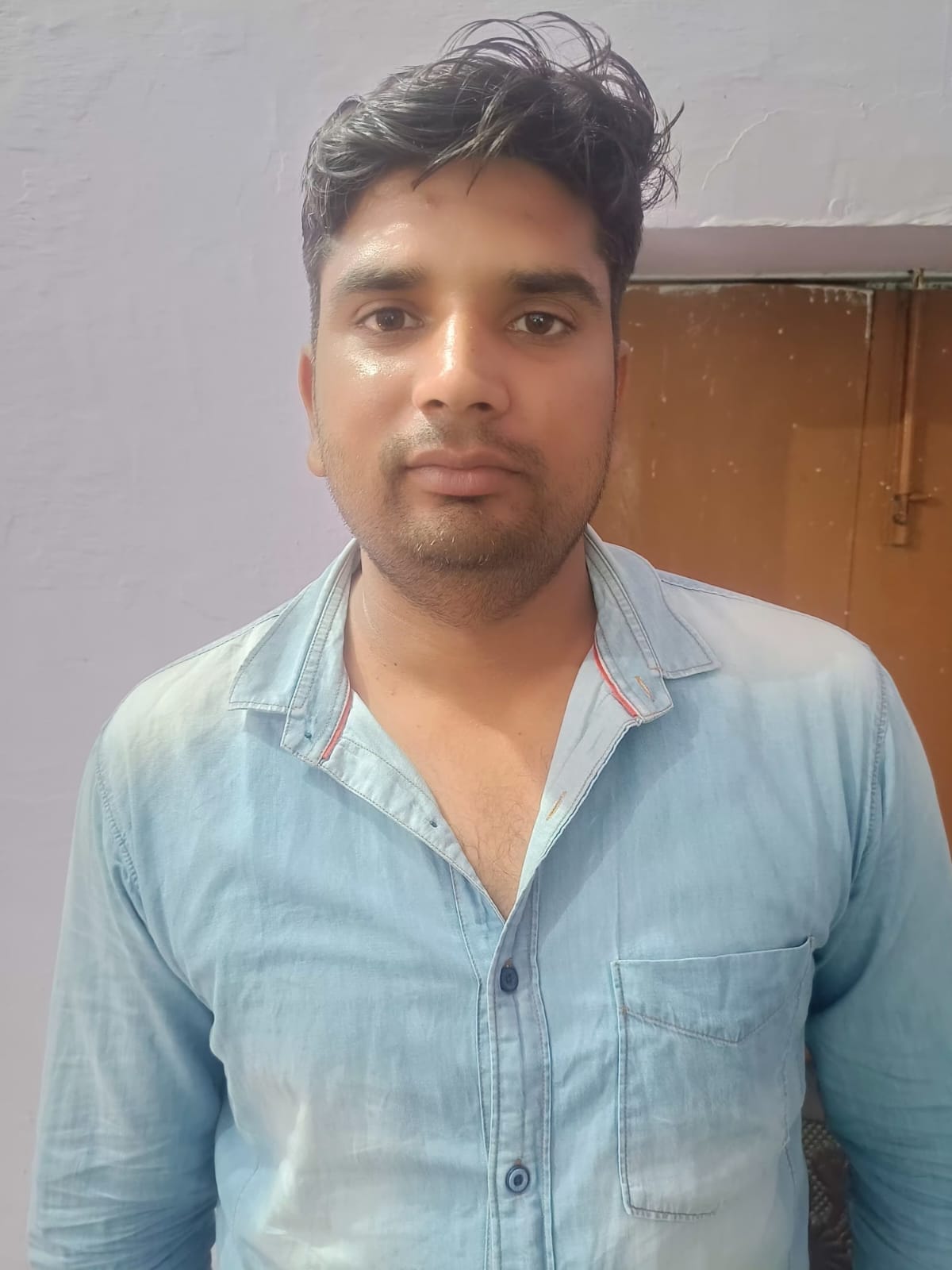 Vigilance team caught accountant taking bribe of eight thousand rupees