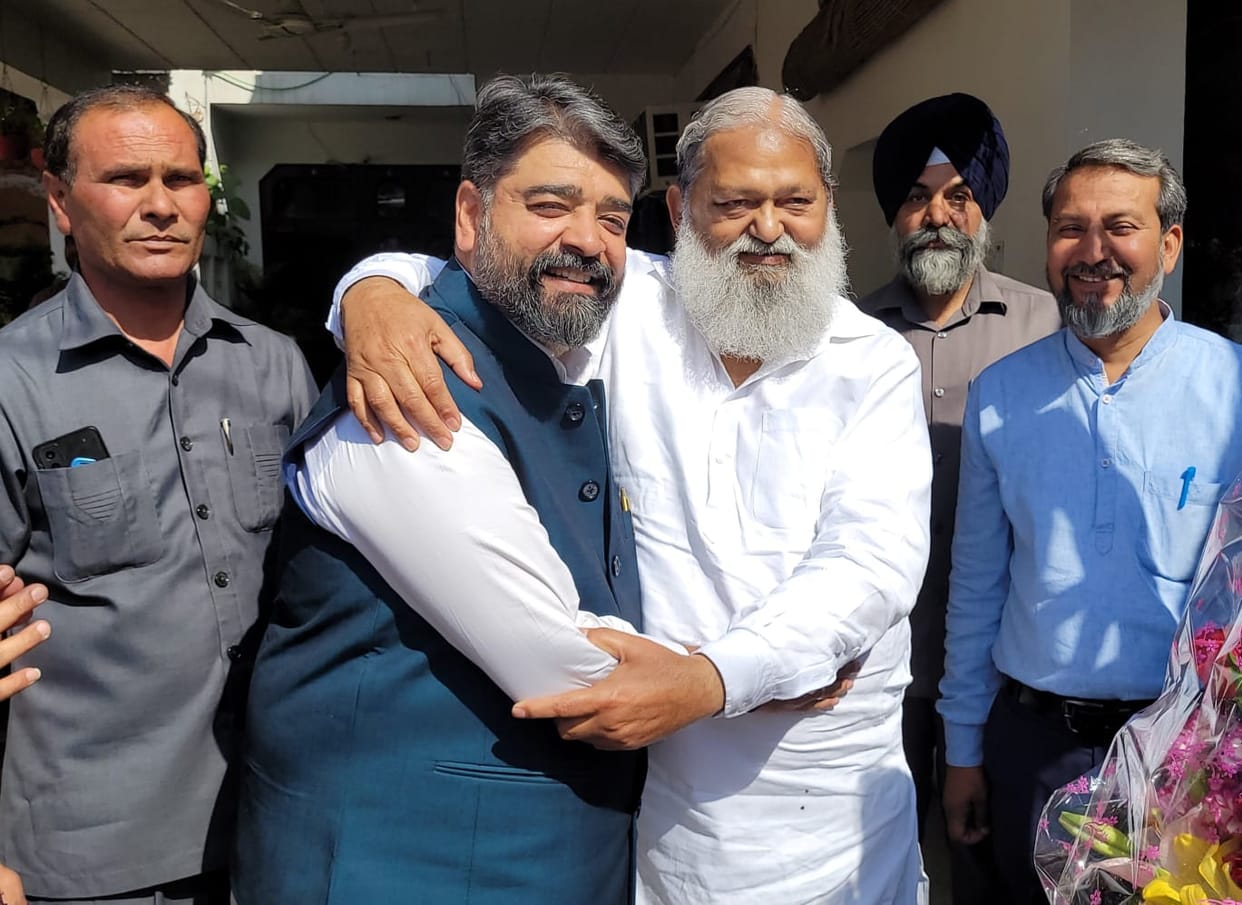 Minister of State Asim took blessings from Vij, hugged him and congratulated him.