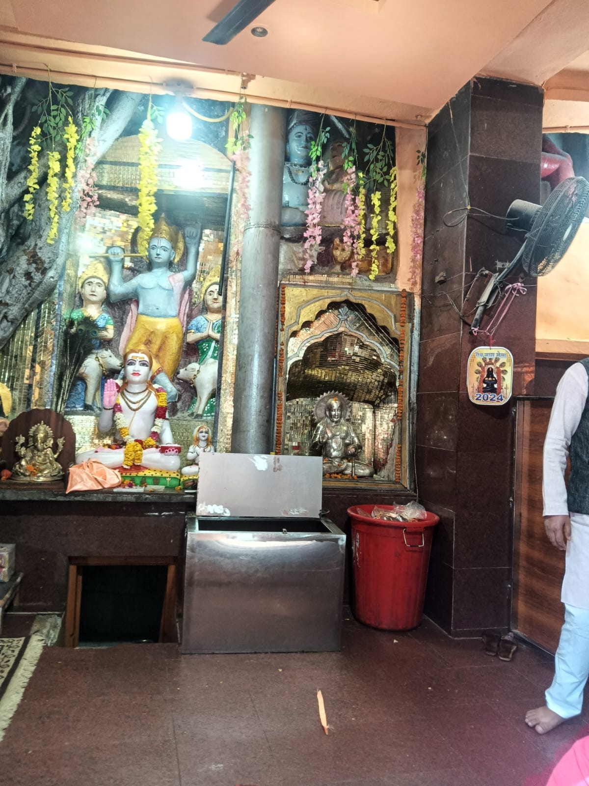Now there is no crowd of devotees in the cave, Prasad distribution started through pipe.