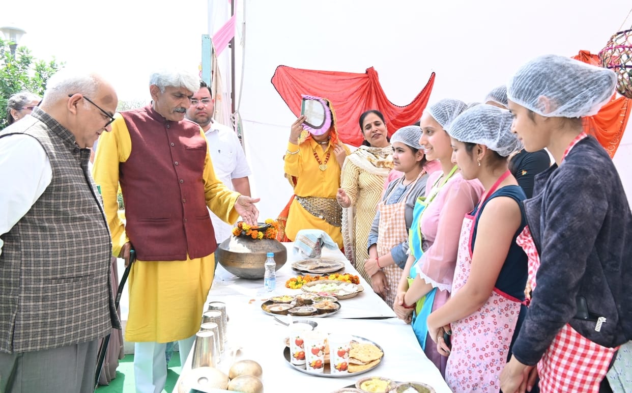Attracted by the flavors of Kheer, Churma, Suhali, Khandvi of gram flour dishes.