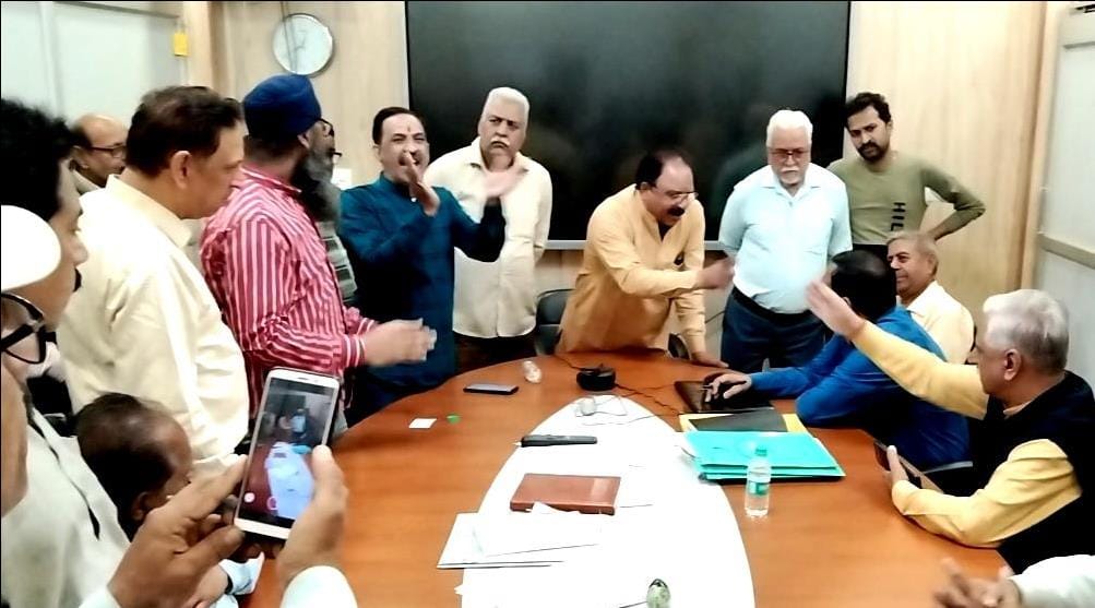 Traders surrounded Smart City officials, created ruckus