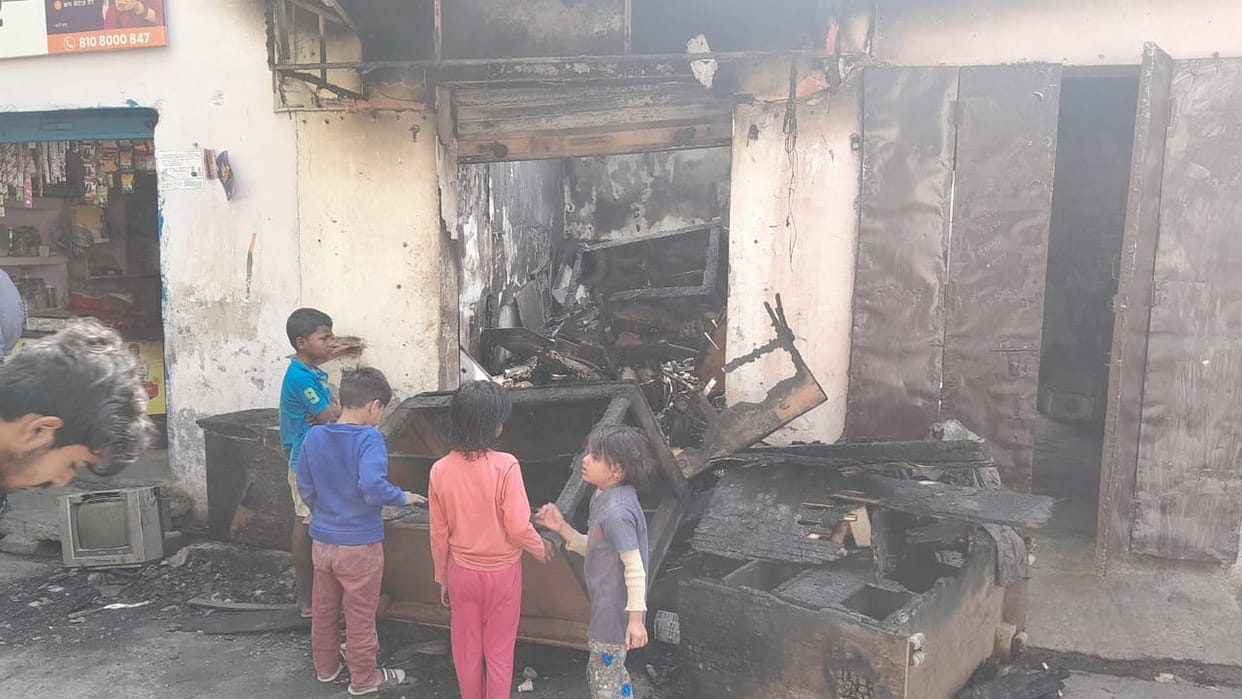 Fire broke out due to short circuit in electronic shop