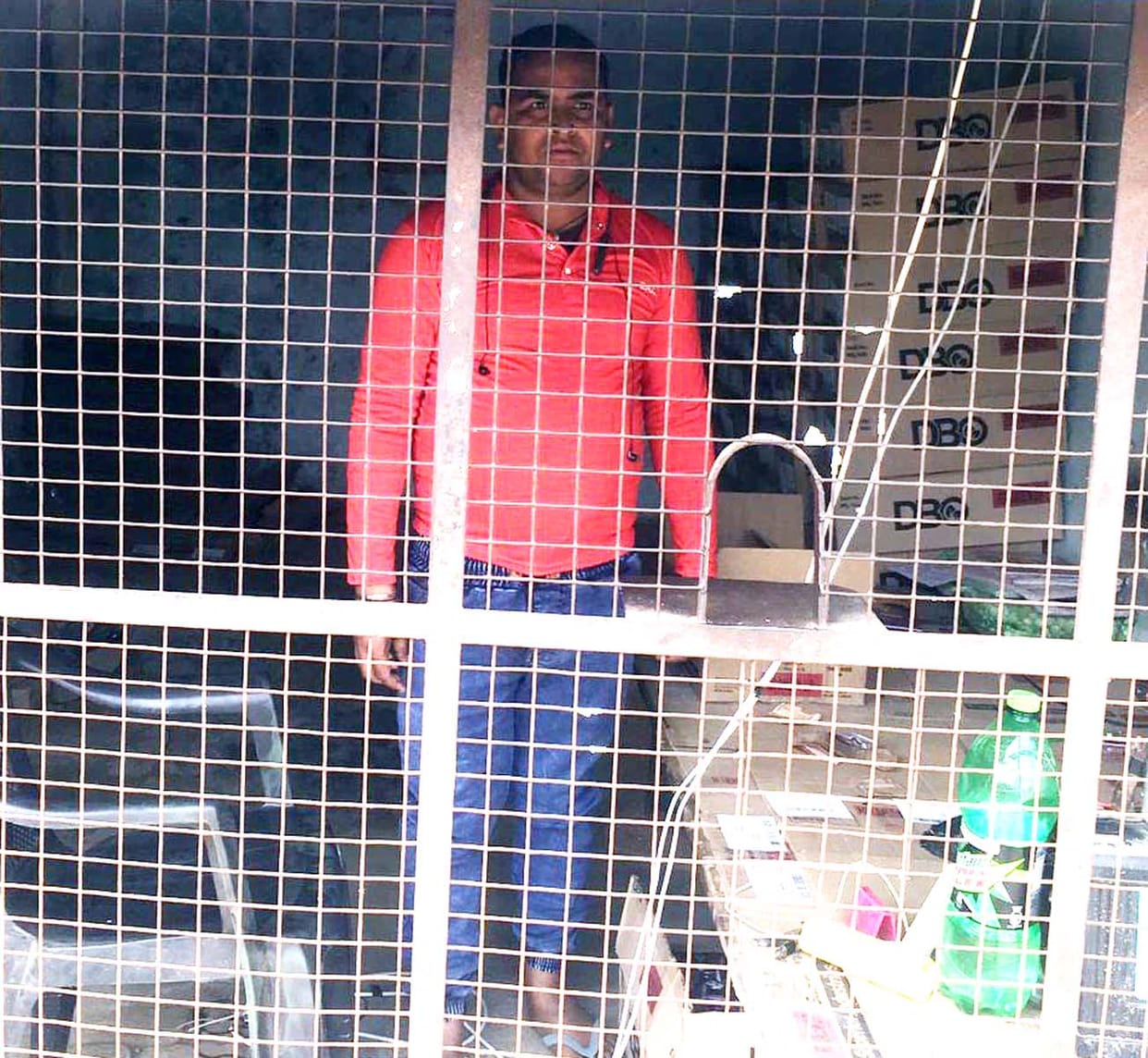 Thieves took away the safe from the bullion shop in Sanjay Nagar of Puwayan.