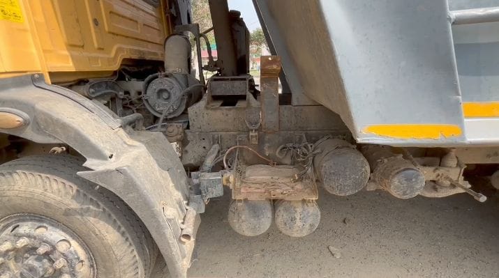 Batteries of 10-12 vehicles stolen from inside the police line