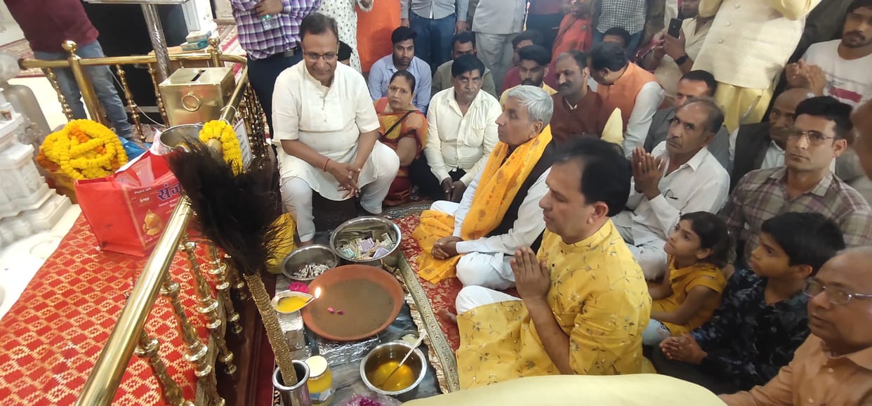 Devotees danced throughout the night in the vigil held in Shyam and Alakh temple.