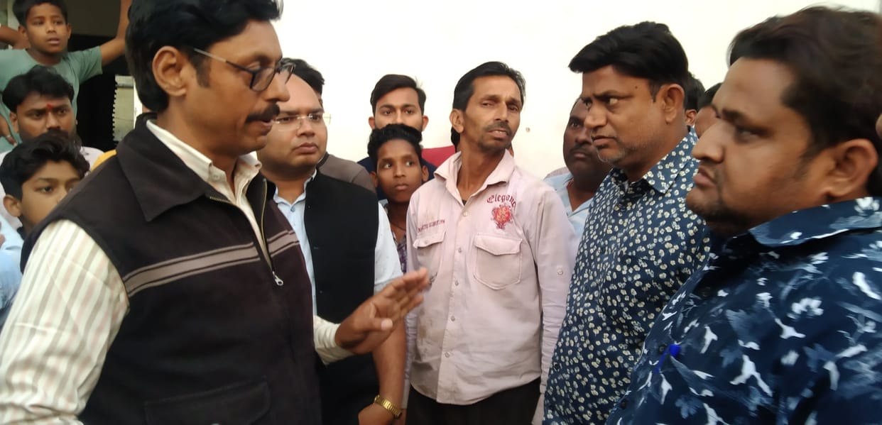 Traders argue with food safety team that arrived to collect samples
