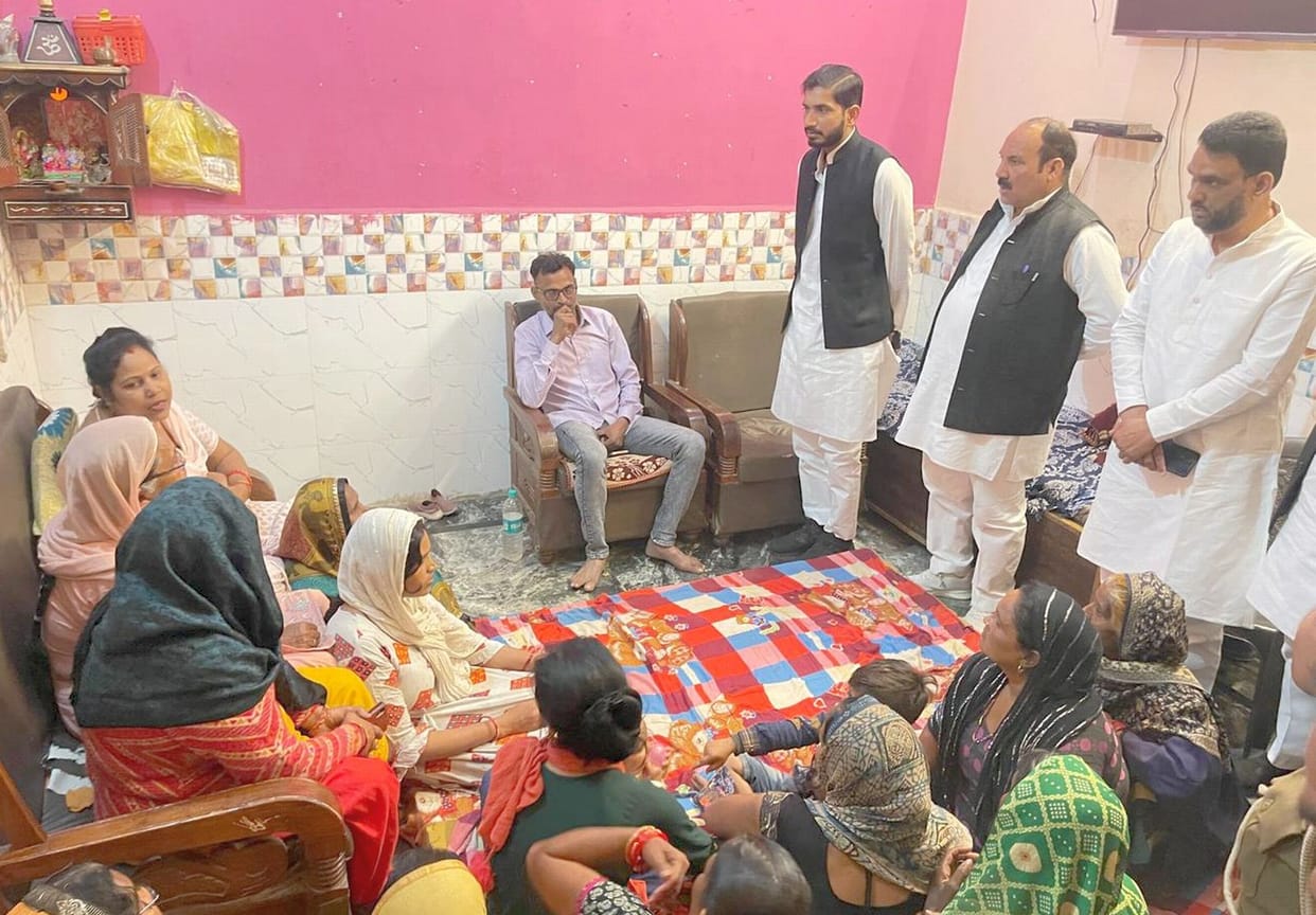 SP leader Aditya Yadav consoled the family on behalf of Akhilesh and Shivpal.