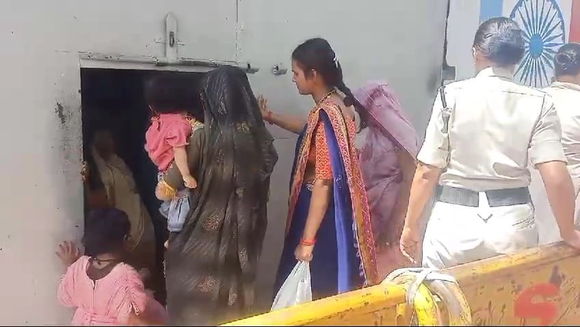 The sisters reached the jail with tears in their eyes to apply tilak to their brothers