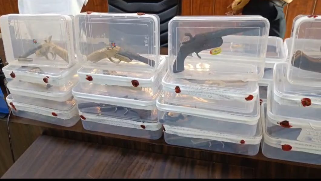 Muzaffarnagar: Mini pistol manufacturing factory caught, four miscreants arrested in encounter, two shot