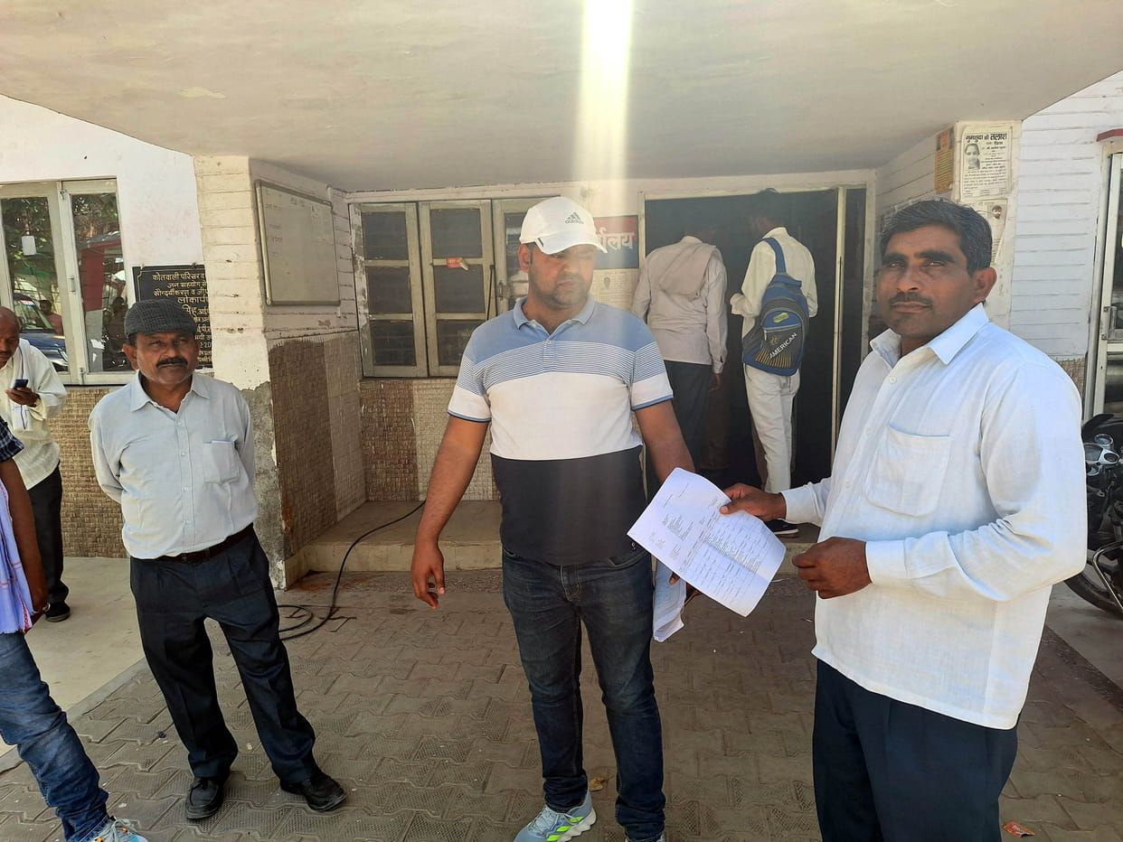 Mobile team carrying Rs 5 lakh for daughter's wedding caught
