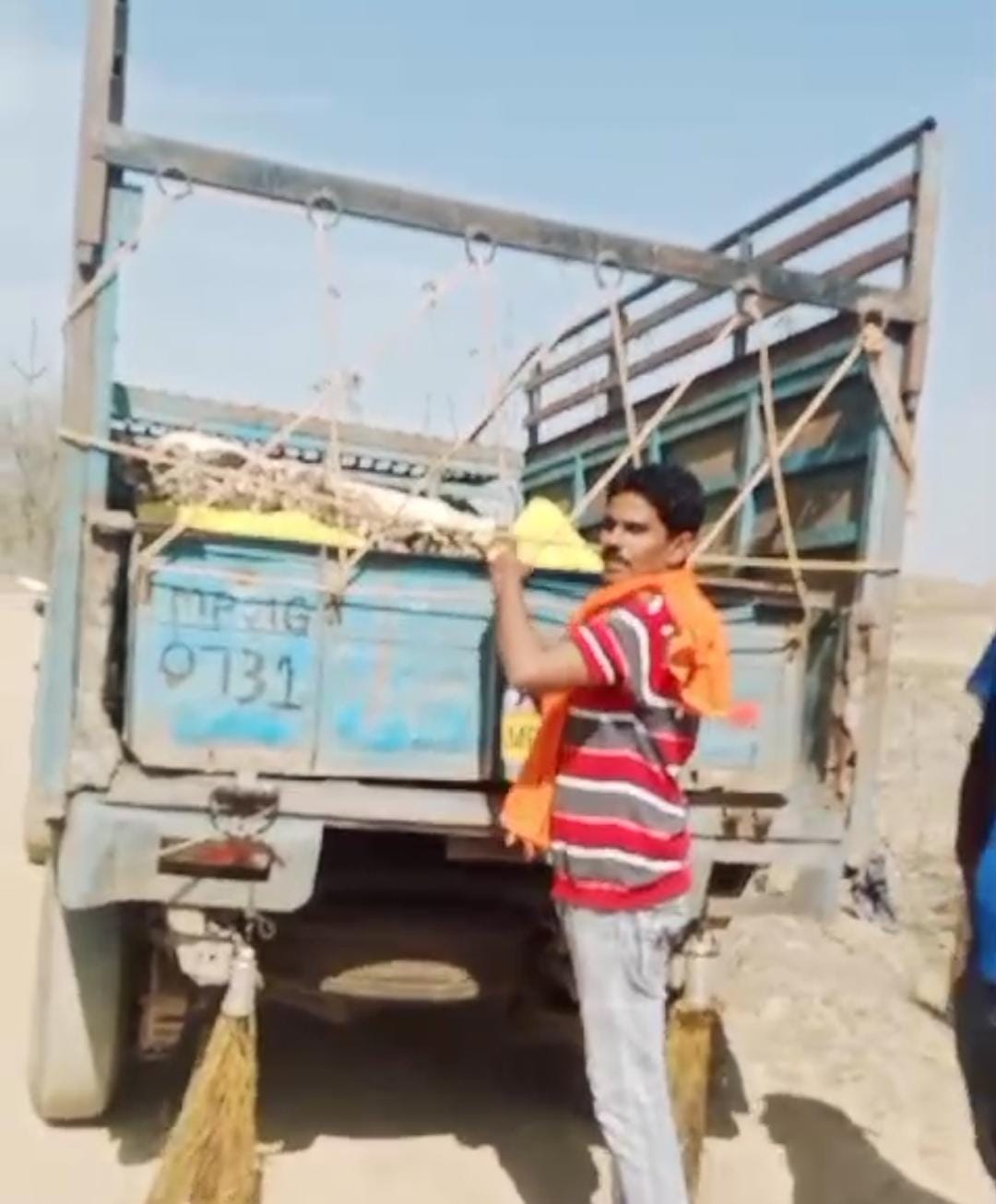In Damoh, Hindu organizations caught a cargo truck full of cow bones, meat found along with bones