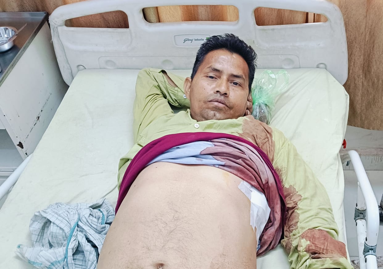 Two miscreants riding a bike robbed Rs 15,000 from a clerk at a junk shop, stabbed him when he was stopped while running away
