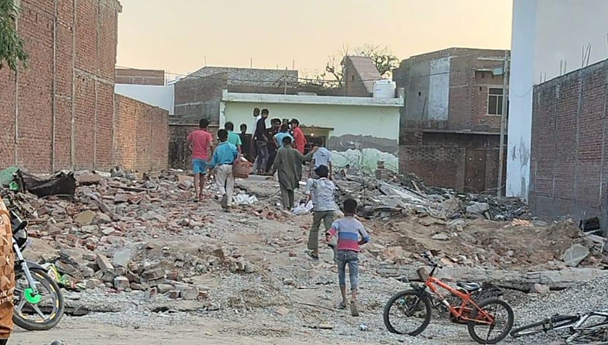 FIR against father and son for explosion in illegal store of gunpowder, magisterial inquiry will also be done